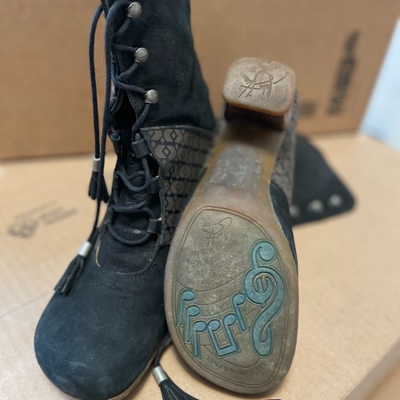 Fluevog lace up boots - Picture 4 of 4